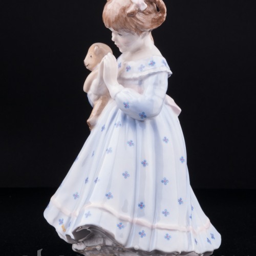 Девочка с медвежонком, Royal Worcester, Великобритания
