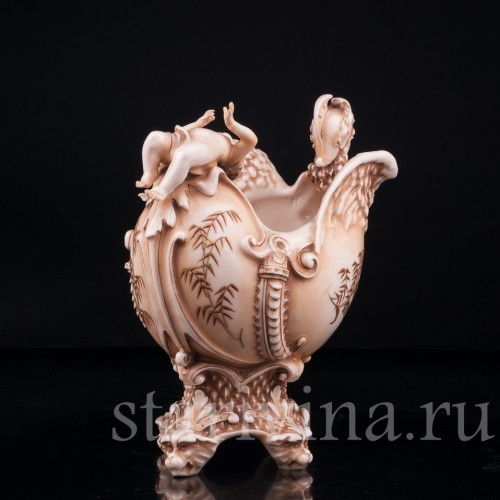 Путти и головой Минервы, ваза, Германия, 19 в