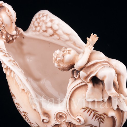 Путти и головой Минервы, ваза, Германия, 19 в