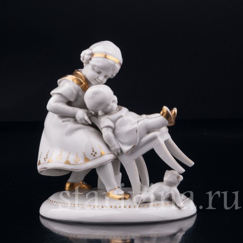 Старинная композиция из фарфора Девочка с малышом на стуле, Hertwig & Co, Германия, 1920-30 гг.