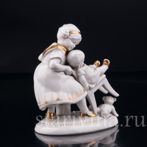 Старинная композиция из фарфора Девочка с малышом на стуле, Hertwig & Co, Германия, 1920-30 гг.