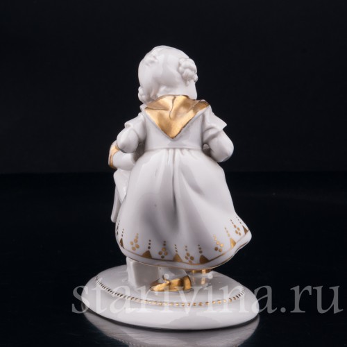 Старинная композиция из фарфора Девочка с малышом на стуле, Hertwig & Co, Германия, 1920-30 гг.