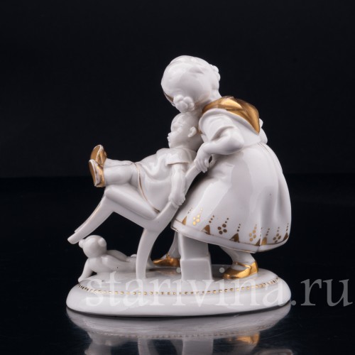 Старинная композиция из фарфора Девочка с малышом на стуле, Hertwig & Co, Германия, 1920-30 гг.