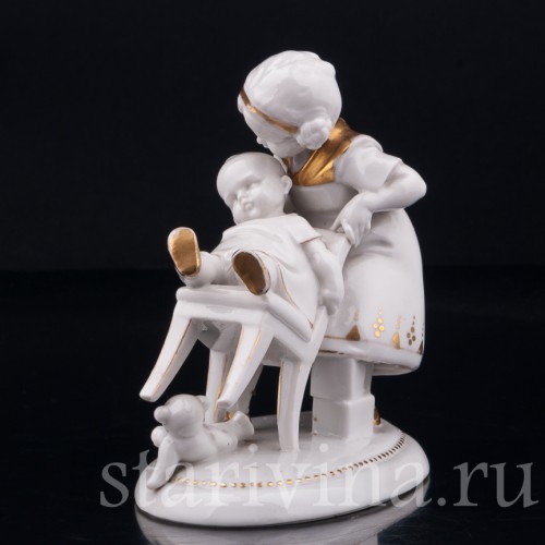 Старинная композиция из фарфора Девочка с малышом на стуле, Hertwig & Co, Германия, 1920-30 гг.