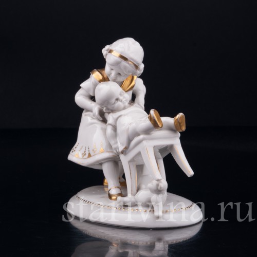 Старинная композиция из фарфора Девочка с малышом на стуле, Hertwig & Co, Германия, 1920-30 гг.