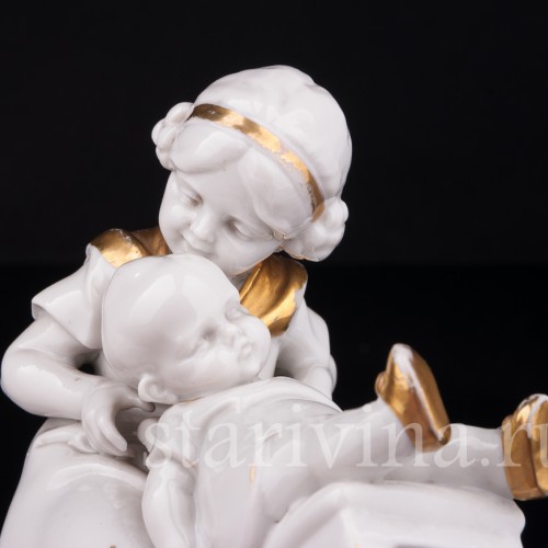 Старинная композиция из фарфора Девочка с малышом на стуле, Hertwig & Co, Германия, 1920-30 гг.