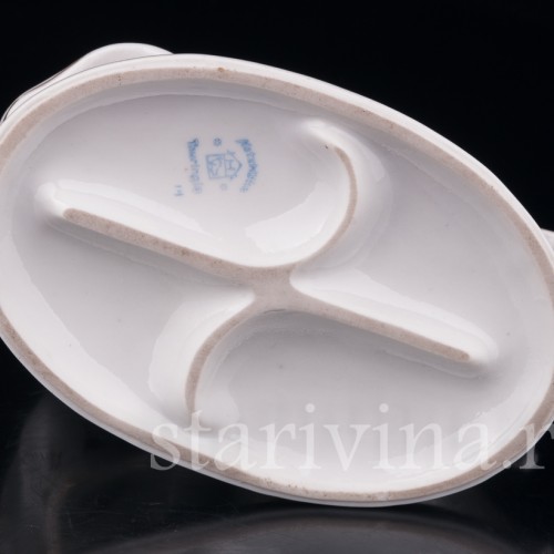 Старинная композиция из фарфора Девочка с малышом на стуле, Hertwig & Co, Германия, 1920-30 гг.