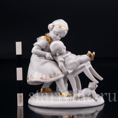 Старинная композиция из фарфора Девочка с малышом на стуле, Hertwig & Co, Германия, 1920-30 гг.