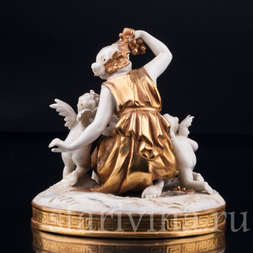 Старинная фигурка из фарфора "Осень", девушка с виноградом, Volkstedt, Германия, кон. 19 - нач. 20 вв.