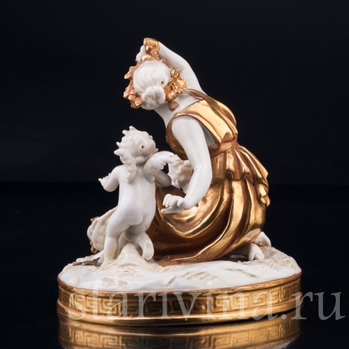 Старинная фигурка из фарфора "Осень", девушка с виноградом, Volkstedt, Германия, кон. 19 - нач. 20 вв.