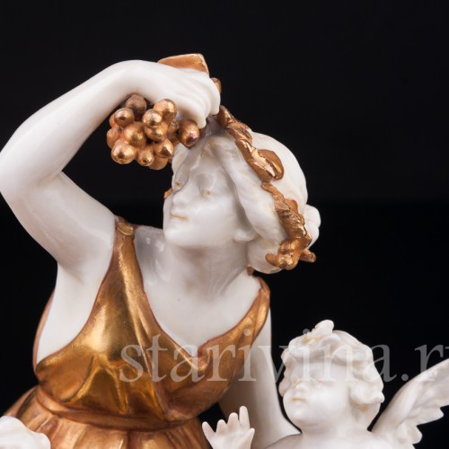 Старинная фигурка из фарфора "Осень", девушка с виноградом, Volkstedt, Германия, кон. 19 - нач. 20 вв.