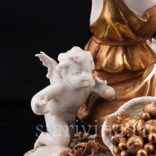 Старинная фигурка из фарфора "Осень", девушка с виноградом, Volkstedt, Германия, кон. 19 - нач. 20 вв.