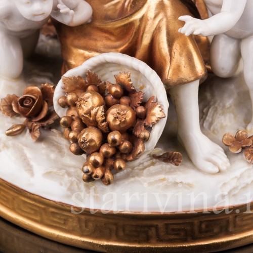 Старинная фигурка из фарфора "Осень", девушка с виноградом, Volkstedt, Германия, кон. 19 - нач. 20 вв.