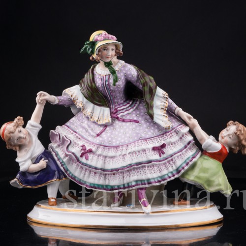 Фарфорвая статуэтка Девушка с двумя девочками, Дрезден, Германия, нач. 20 в.