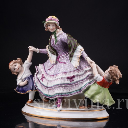 Фарфорвая статуэтка Девушка с двумя девочками, Дрезден, Германия, нач. 20 в.