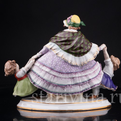 Фарфорвая статуэтка Девушка с двумя девочками, Дрезден, Германия, нач. 20 в.