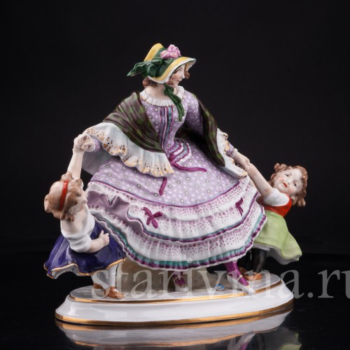 Фарфорвая статуэтка Девушка с двумя девочками, Дрезден, Германия, нач. 20 в.