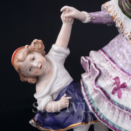 Фарфорвая статуэтка Девушка с двумя девочками, Дрезден, Германия, нач. 20 в.