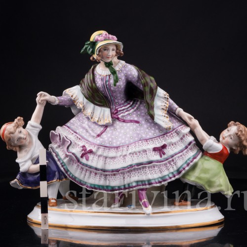 Фарфорвая статуэтка Девушка с двумя девочками, Дрезден, Германия, нач. 20 в.