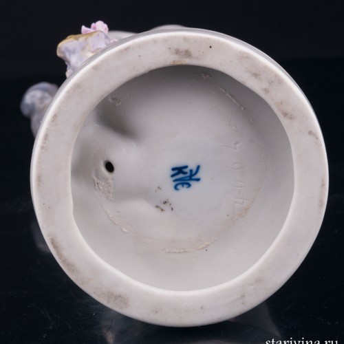 Старинная фигурка из фарфора Девушка с голубем, Karl Ens, Германия, кон. 19 в.