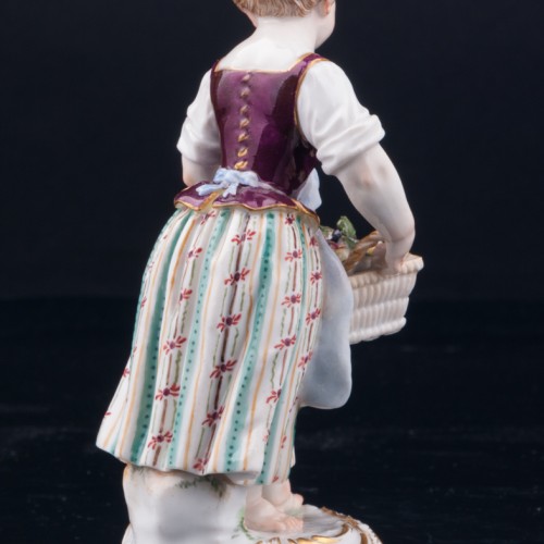 Девочка с корзиной фруктов, Meissen, Германия, 19 в