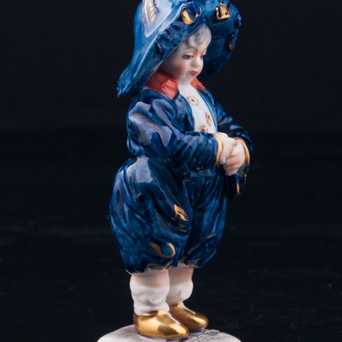 Статуэтка из фарфора Малыш в широкополой шляпе, миниатюра, Volkstedt, Германия, вт. пол. 20 в.