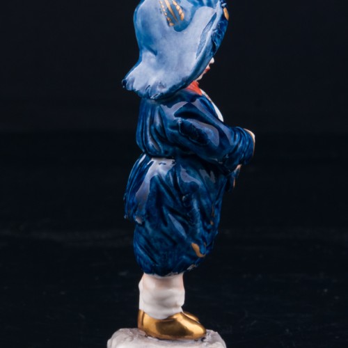 Статуэтка из фарфора Малыш в широкополой шляпе, миниатюра, Volkstedt, Германия, вт. пол. 20 в.