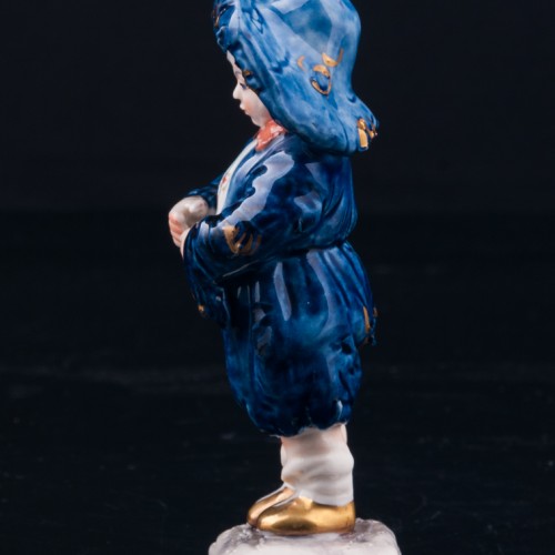 Статуэтка из фарфора Малыш в широкополой шляпе, миниатюра, Volkstedt, Германия, вт. пол. 20 в.