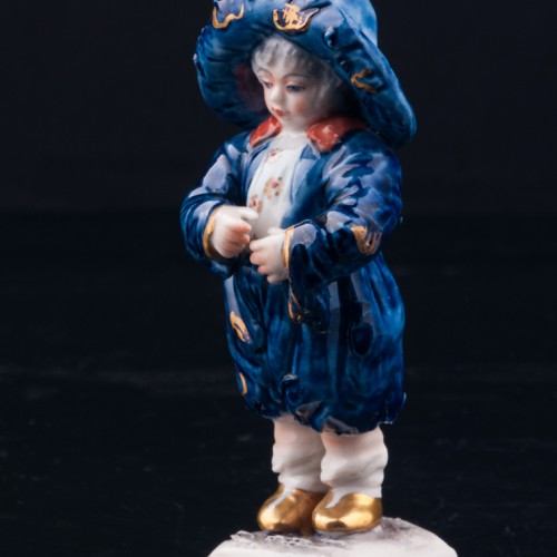 Статуэтка из фарфора Малыш в широкополой шляпе, миниатюра, Volkstedt, Германия, вт. пол. 20 в.