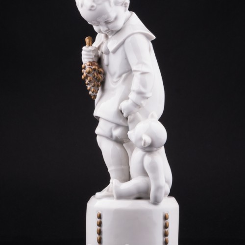 Фигурка из фарфора Мальчик с мишкой, Hertwig & Co, Германия, 1920-30 гг.