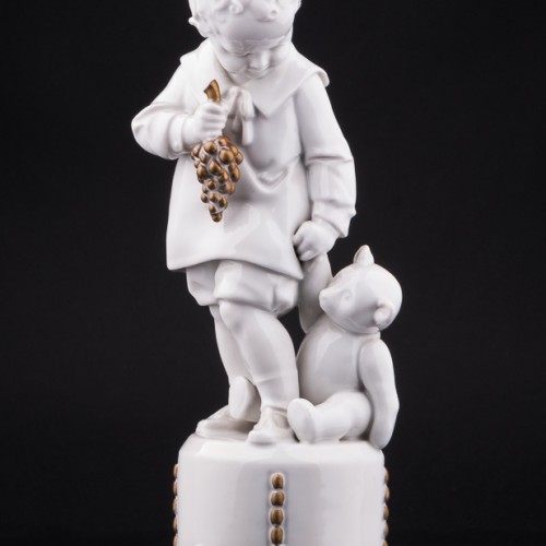 Фигурка из фарфора Мальчик с мишкой, Hertwig & Co, Германия, 1920-30 гг.