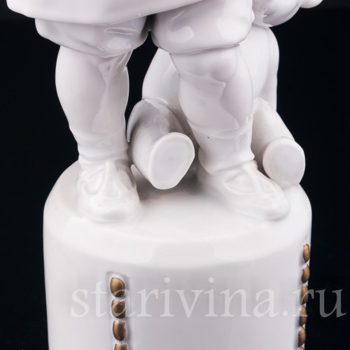Фигурка из фарфора Мальчик с мишкой, Hertwig & Co, Германия, 1920-30 гг.