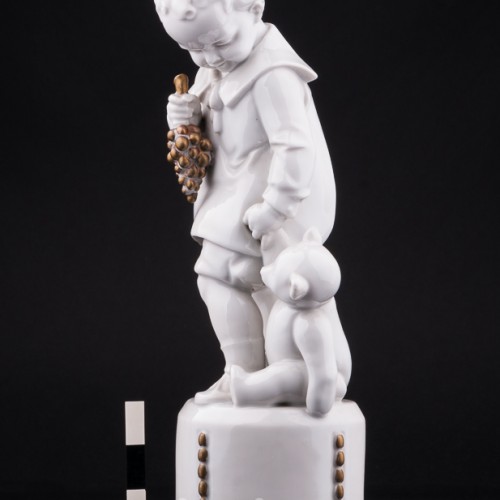 Фигурка из фарфора Мальчик с мишкой, Hertwig & Co, Германия, 1920-30 гг.