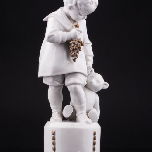Фигурка из фарфора Мальчик с мишкой, Hertwig & Co, Германия, 1920-30 гг.