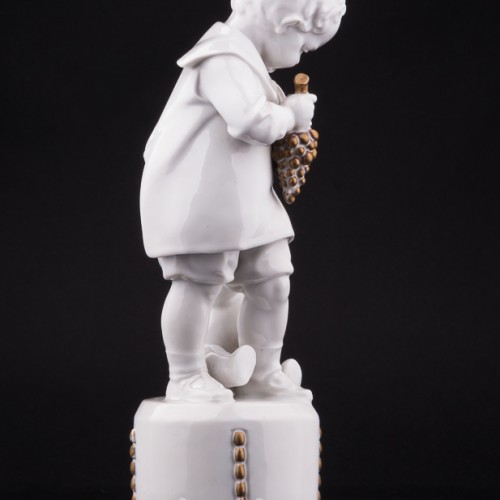Фигурка из фарфора Мальчик с мишкой, Hertwig & Co, Германия, 1920-30 гг.