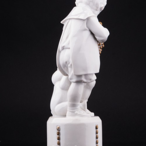 Фигурка из фарфора Мальчик с мишкой, Hertwig & Co, Германия, 1920-30 гг.