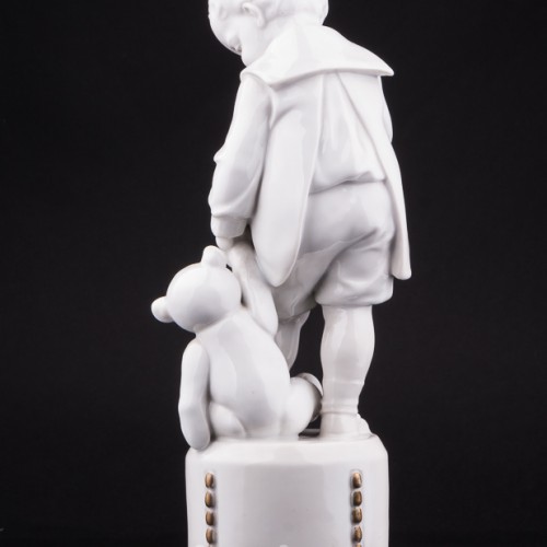 Фигурка из фарфора Мальчик с мишкой, Hertwig & Co, Германия, 1920-30 гг.