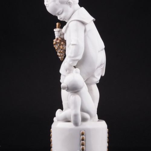 Фигурка из фарфора Мальчик с мишкой, Hertwig & Co, Германия, 1920-30 гг.