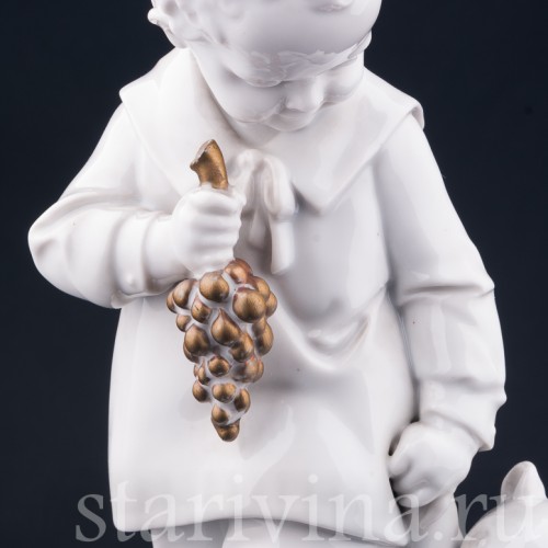 Фигурка из фарфора Мальчик с мишкой, Hertwig & Co, Германия, 1920-30 гг.