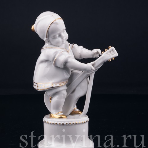 Статуэтка из фарфора Малыш с гитарой, Hertwig & Co, Германия, 1920-30 гг.