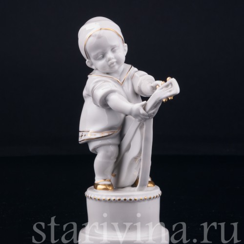 Статуэтка из фарфора Малыш с гитарой, Hertwig & Co, Германия, 1920-30 гг.