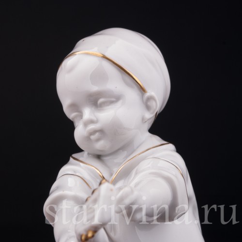 Статуэтка из фарфора Малыш с гитарой, Hertwig & Co, Германия, 1920-30 гг.