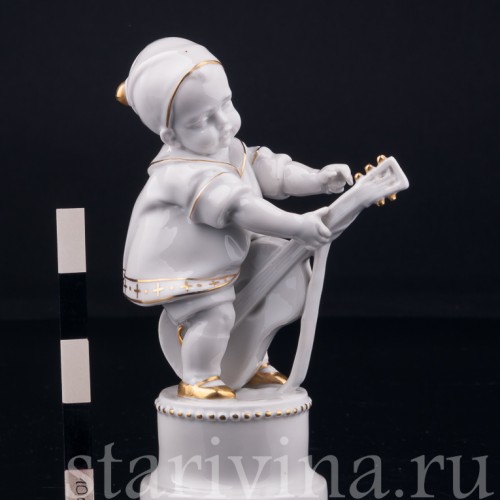 Статуэтка из фарфора Малыш с гитарой, Hertwig & Co, Германия, 1920-30 гг.
