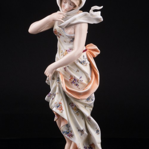 Антикварная фигурка из фарфора Девушка в платке, аллегория зимы, Volkstedt, Германия, 19 в.