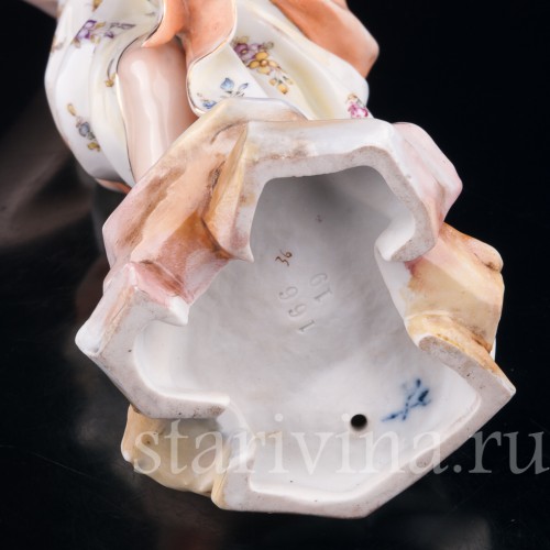 Антикварная фигурка из фарфора Девушка в платке, аллегория зимы, Volkstedt, Германия, 19 в.