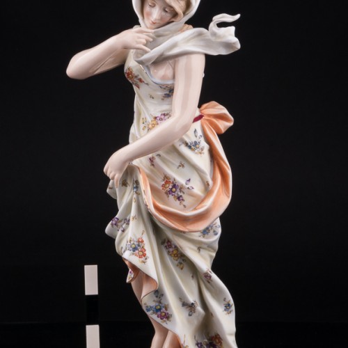 Антикварная фигурка из фарфора Девушка в платке, аллегория зимы, Volkstedt, Германия, 19 в.