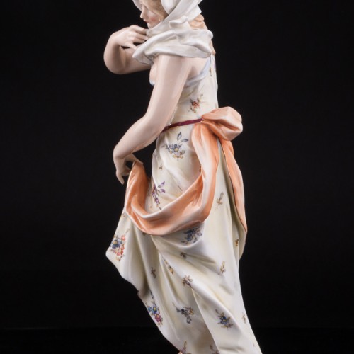 Антикварная фигурка из фарфора Девушка в платке, аллегория зимы, Volkstedt, Германия, 19 в.