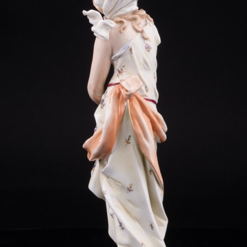 Антикварная фигурка из фарфора Девушка в платке, аллегория зимы, Volkstedt, Германия, 19 в.