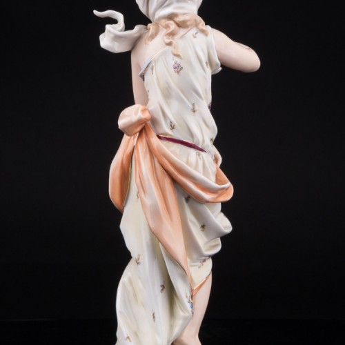 Антикварная фигурка из фарфора Девушка в платке, аллегория зимы, Volkstedt, Германия, 19 в.