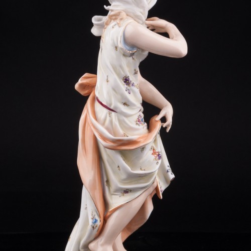 Антикварная фигурка из фарфора Девушка в платке, аллегория зимы, Volkstedt, Германия, 19 в.